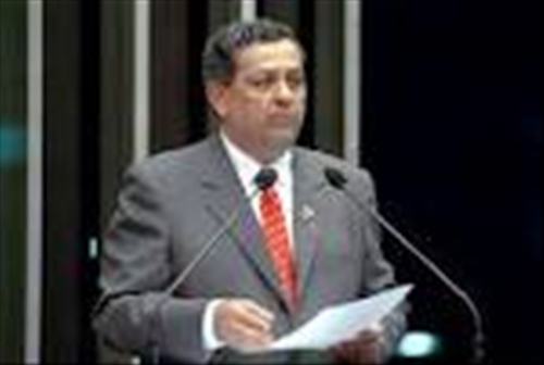 Senador defende plano de carreira para agentes da PF