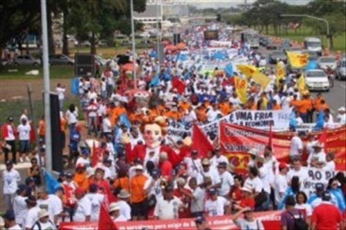 Servidores botam o bloco na rua