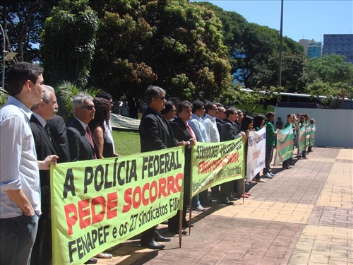 Protesto durante a comemoração do aniversário da PF » 

