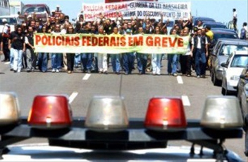 POLICIAIS FEDERAIS APROVAM CONTINUIDADE DA GREVE » 


