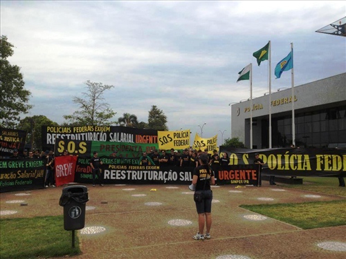 Policiais promovem manifestação em Foz » 









