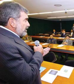 Relator acata emenda que estende adicional para policiais »