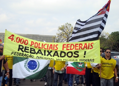 POLICIAIS FEDERAIS FAZEM PROTESTO PELO REENQUADRAMENTO EM FRENTE AO MJ