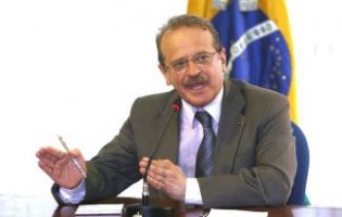 Tarso Genro deixa governo de olho nas eleições