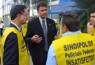 POLICIAIS FEDERAIS SE MOBILIZAM EM FRENTE AO MPOG