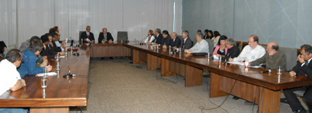 Paulo Bernardo se reúne com representantes dos servidores »