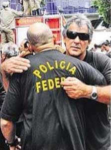 Federal ataca, Civil vê acidente »