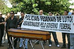 Policiais Federais comemoram aniversário com manifestação