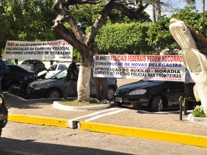 Sindicato de policiais federais protesta durante visita do ministro da Justiça
