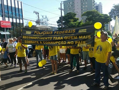 Cerca de 100 policiais federais acompanham protesto e pedem PEC
