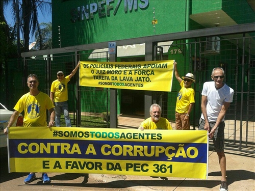 Policiais federais participam da manifestação nacional neste domingo, 13/03