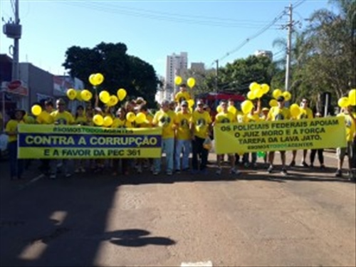 Policiais usam "Japonês da Federal" como símbolo no protesto